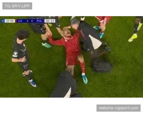 利物浦vs巴黎比赛第28分钟，埃基蒂克无对抗受伤被担架抬离