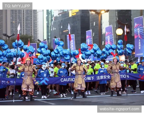 法兰克福万人马拉松鸣枪开跑，数千名球迷赛道旁为德甲球队助威